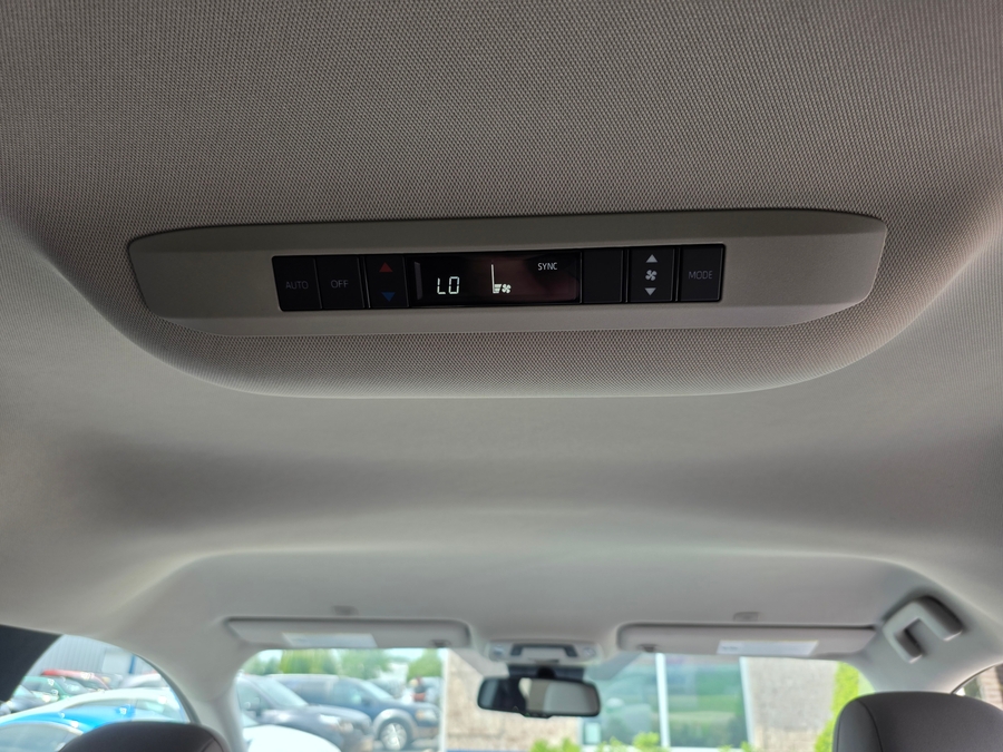 White Toyota Sienna image number 13