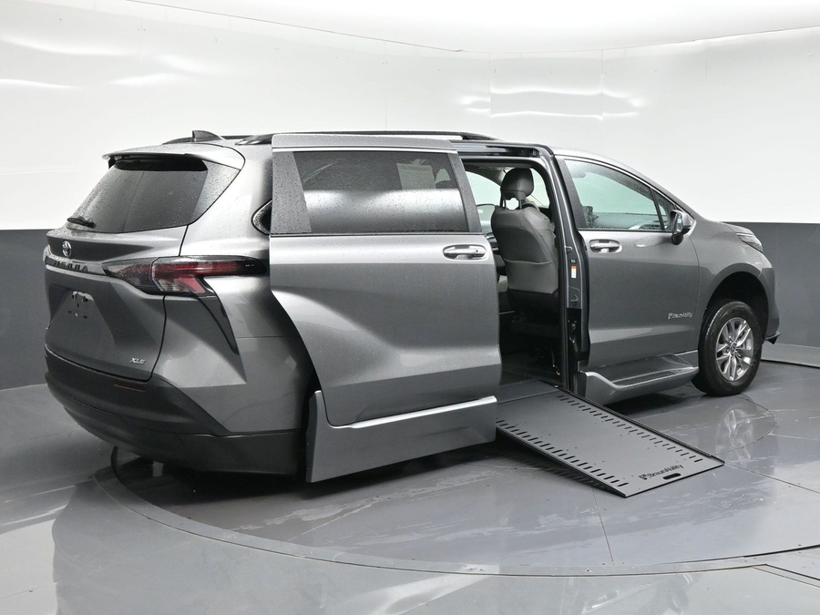 New 2026 Toyota Sienna Hybrid XLE Add - BraunAbility Side Entry In Floor Automatic Ramp