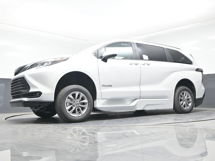 New 2026 Toyota Sienna Hybrid XLE Add - BraunAbility Side Entry Entry Fold Out Automatic Ramp