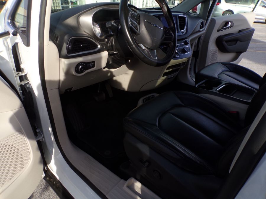 White Chrysler Pacifica image number 7
