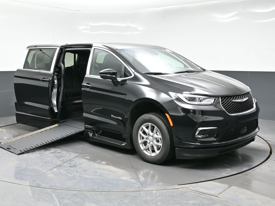 New 2026 Chrysler Pacifica Select Plus - BraunAbility Side Entry In Floor Automatic Ramp