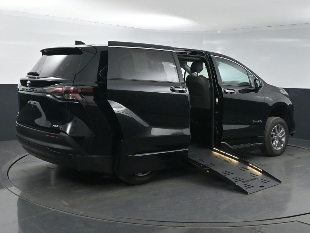 2025 TOYOTA SIENNA - Image 8