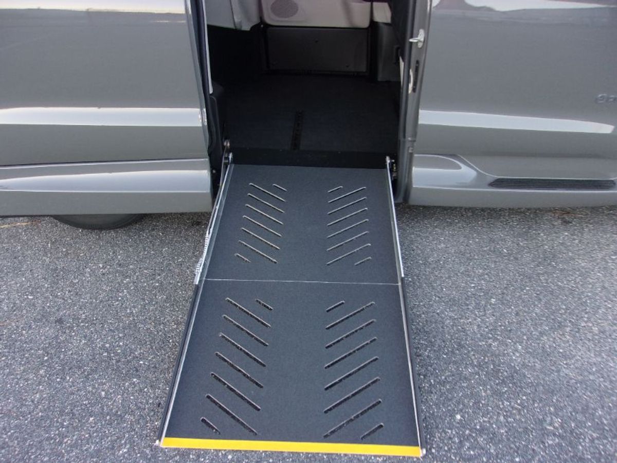 Grey Chrysler Pacifica image number 13