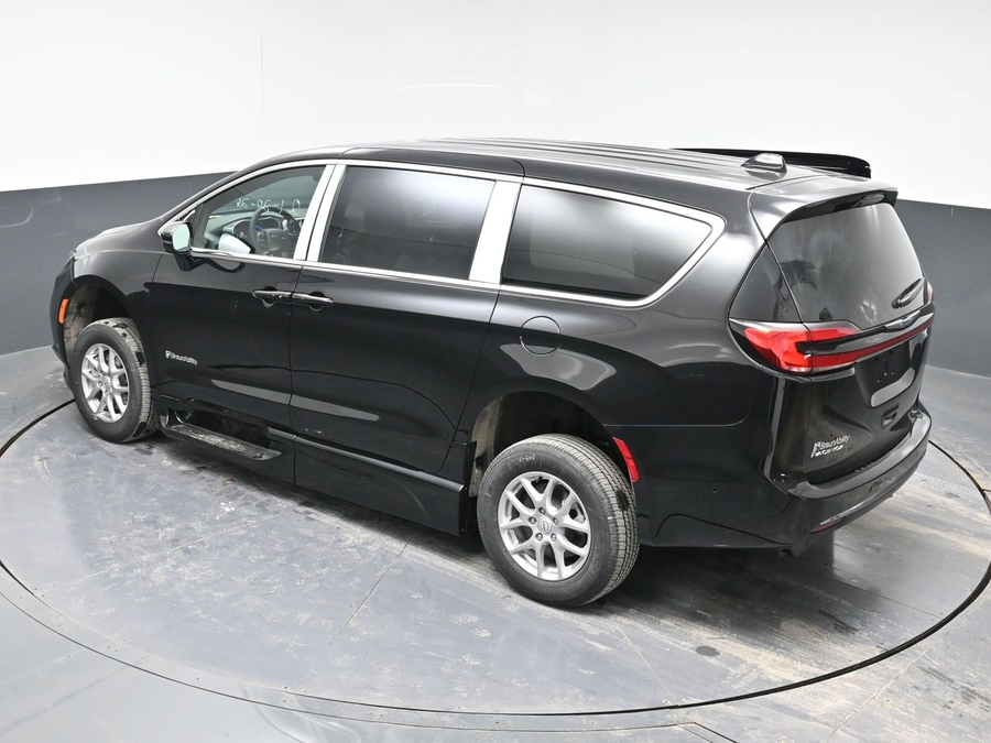 Black Chrysler Pacifica image number 24
