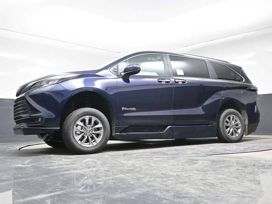 New 2026 Toyota Sienna Hybrid XLE Base - BraunAbility Side Entry In Floor Automatic Ramp
