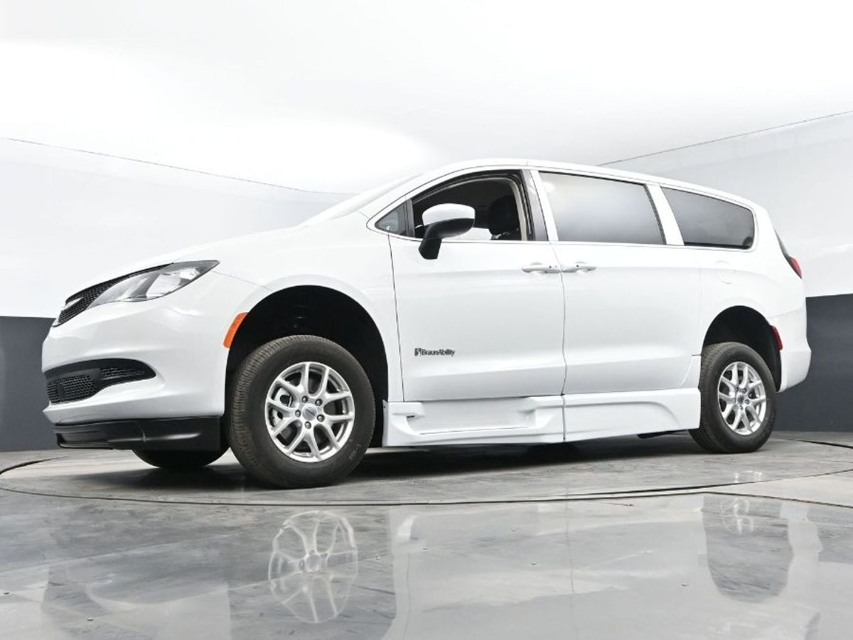 White Chrysler Voyager image number 17