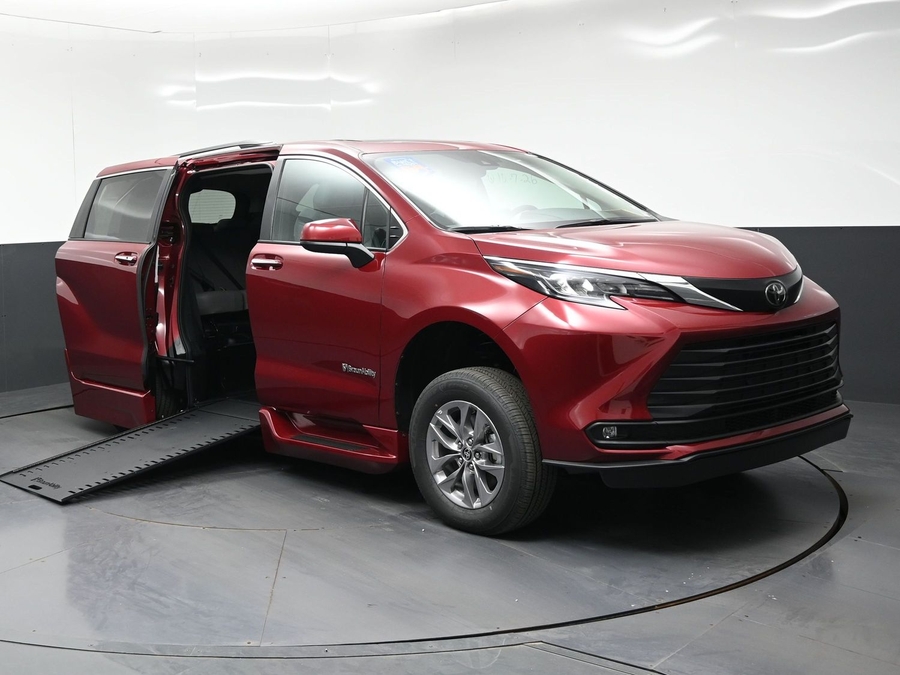 New 2026 Toyota Sienna Hybrid XLE Base - BraunAbility Side Entry In Floor Automatic Ramp