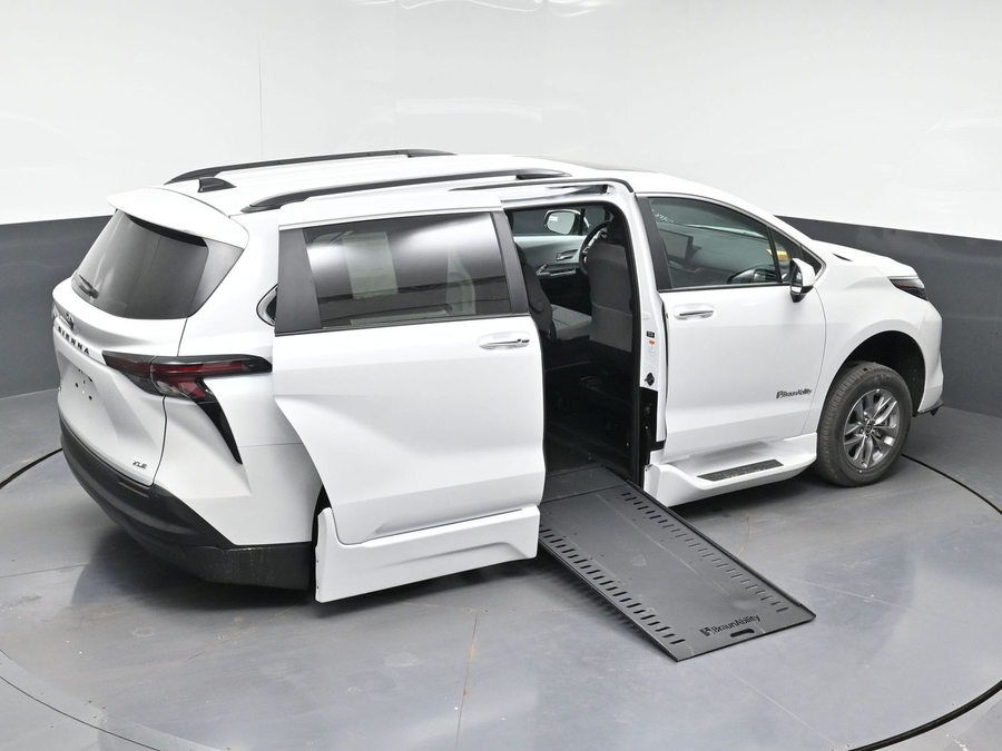 New 2026 Toyota Sienna Hybrid XLE Add - BraunAbility Side Entry Entry In Floor Automatic Ramp