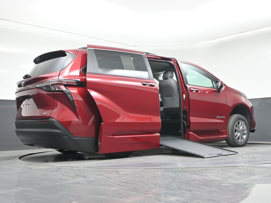 New 2026 Toyota Sienna Hybrid XLE Add - BraunAbility Side Entry In Floor Automatic Ramp