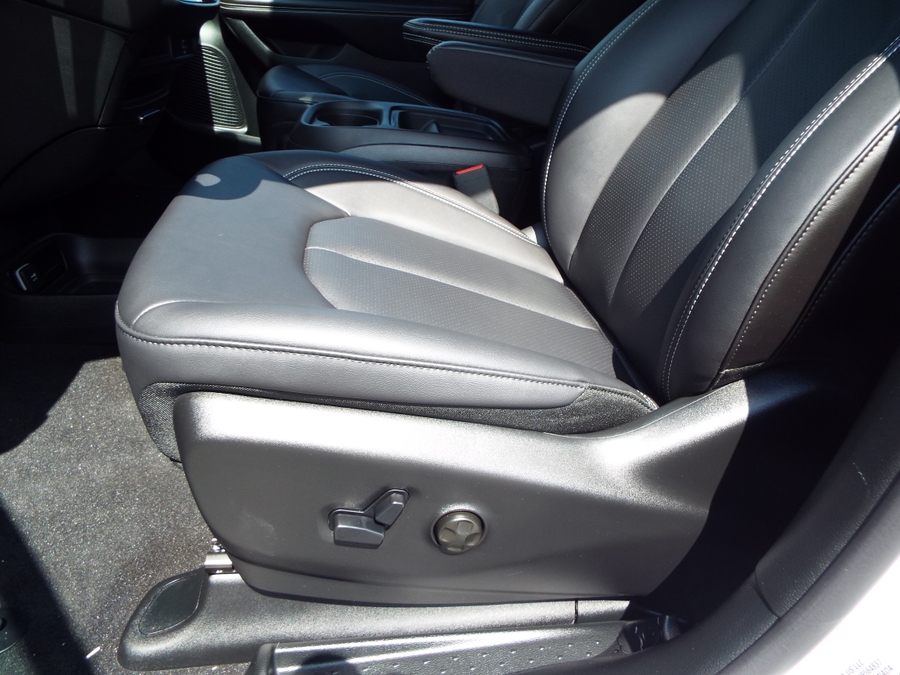 2027 Chrysler Voyager LX - Photo 18