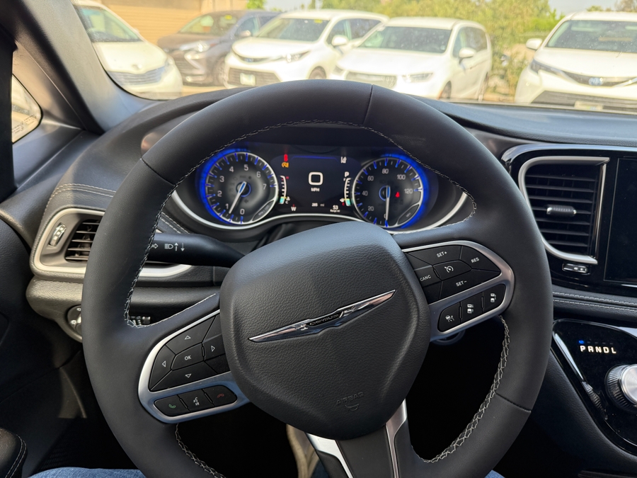 Silver Chrysler Pacifica image number 4