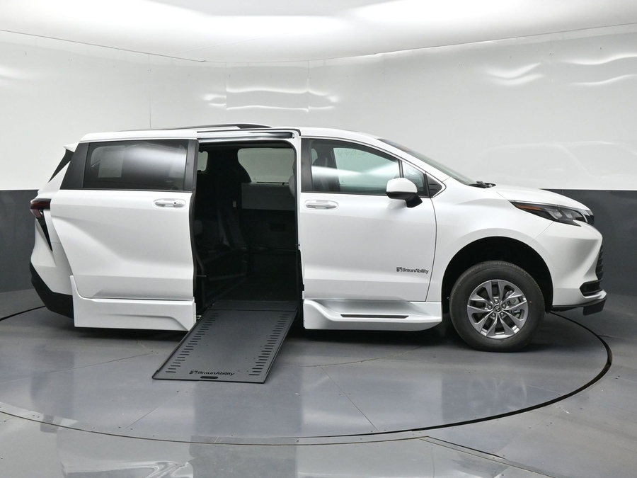 White Toyota Sienna image number 7