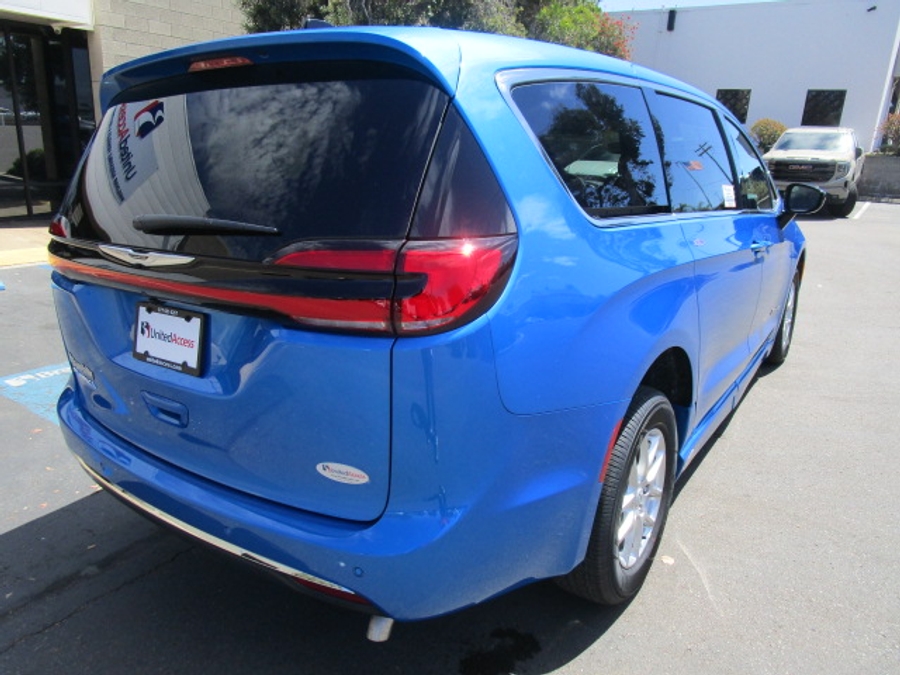 New 2026 Chrysler Pacifica Select Safety - BraunAbility Side Entry Entry Fold Out Automatic Ramp