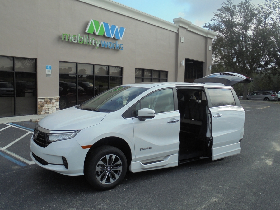 White Honda Odyssey image number 8