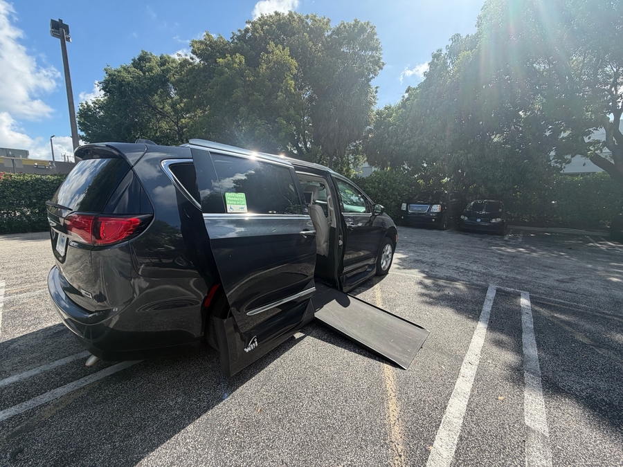 Silver Chrysler Pacifica image number 9