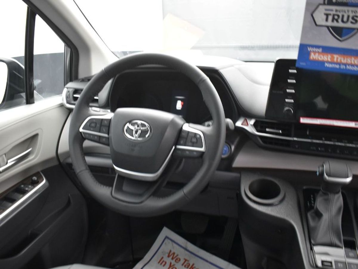 Grey Toyota Sienna image number 12