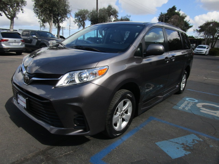 Used 2020 Toyota Sienna LE - BraunAbility Side Entry Entry Fold Out Automatic Ramp