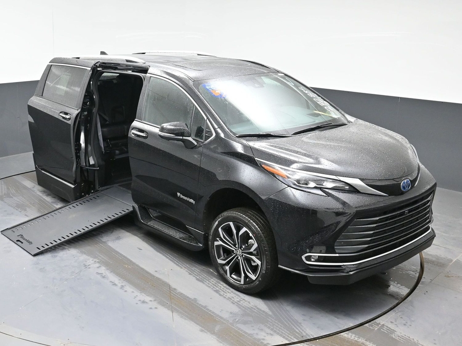 Midnight Black Metallic Toyota Sienna image number 20