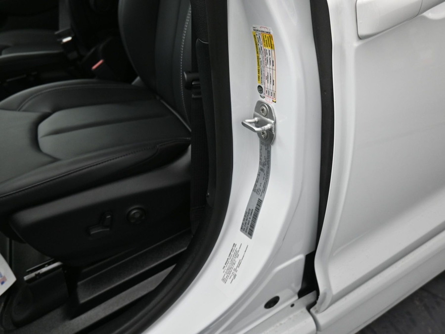 White Chrysler Pacifica image number 13