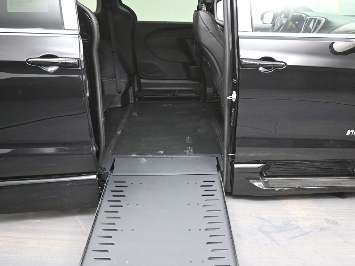 Black Chrysler Pacifica image number 16