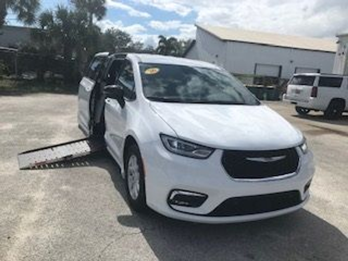 2026 Chrysler Pacifica Select's photo