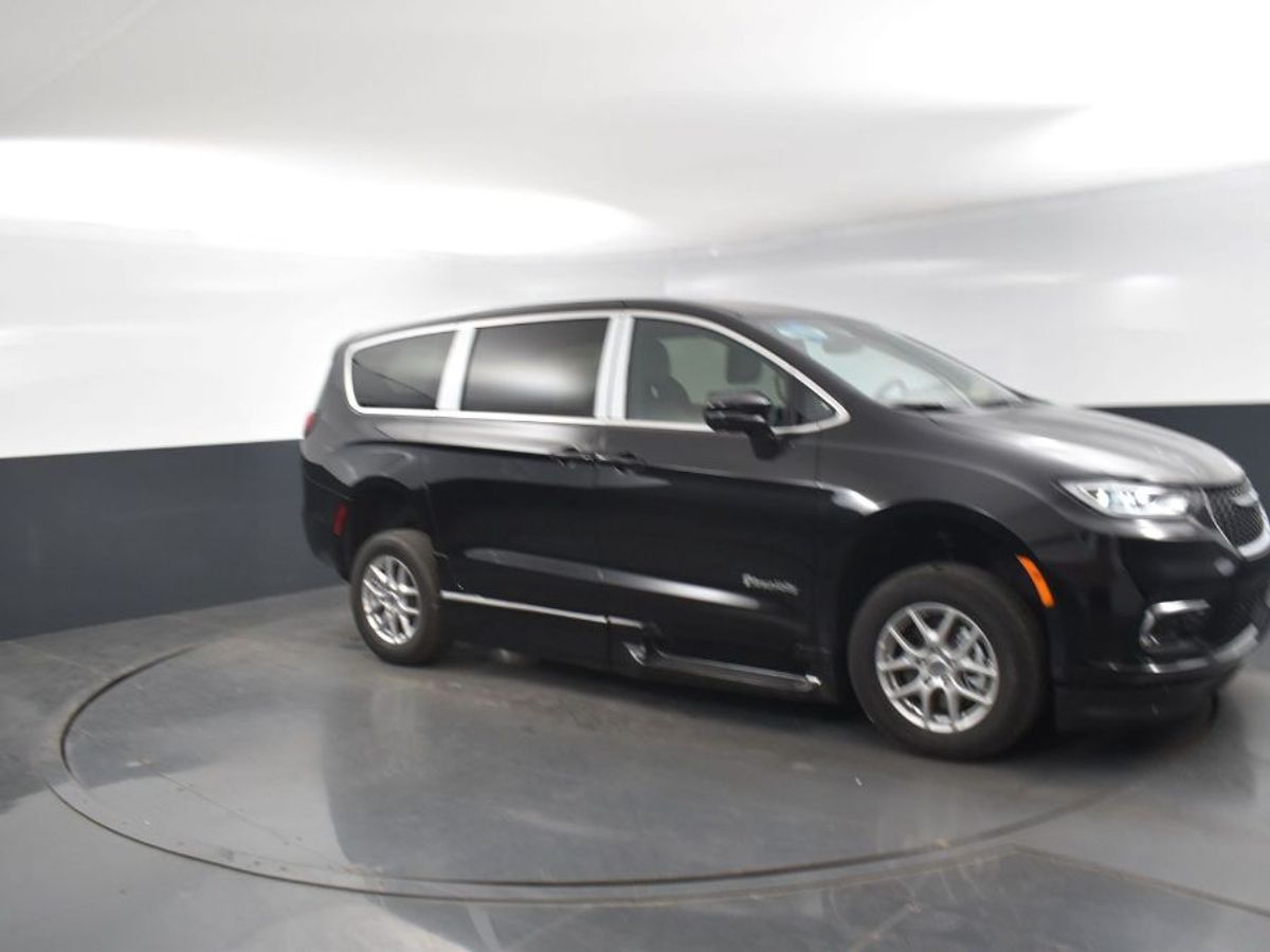 2025 CHRYSLER PACIFICA - Image 18