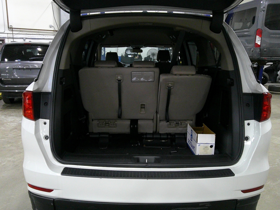 White Honda Odyssey image number 22