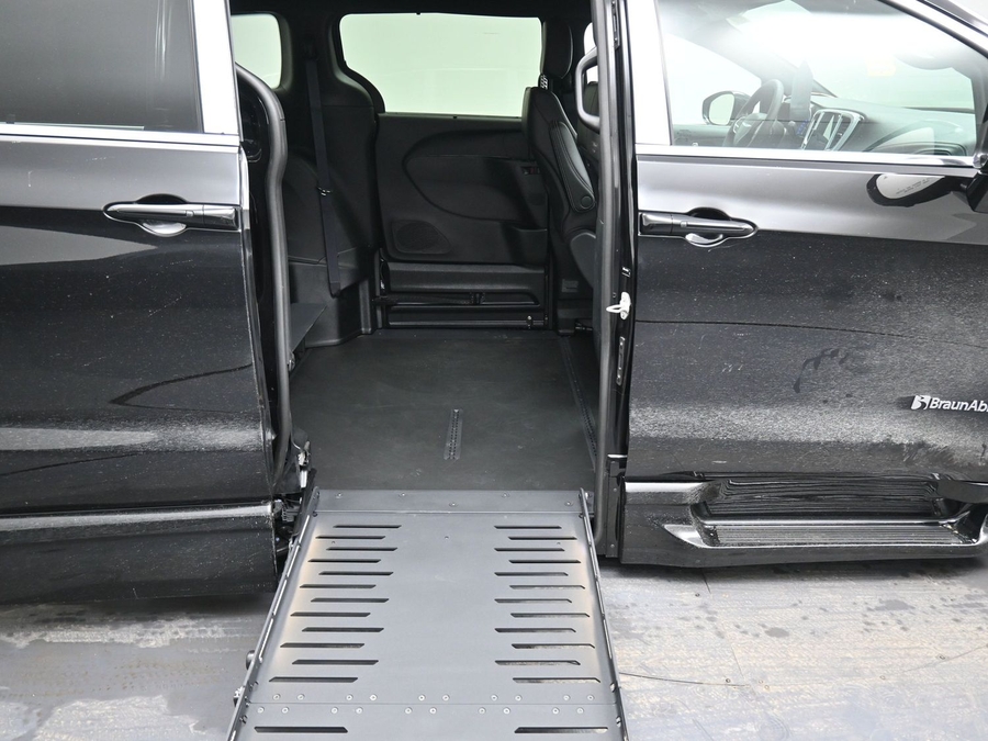 Black Chrysler Pacifica image number 11