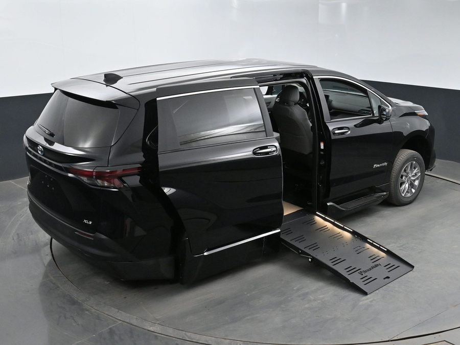 New 2025 Toyota Sienna Hybrid XLE Base - BraunAbility Side Entry Entry Fold Out Automatic Ramp