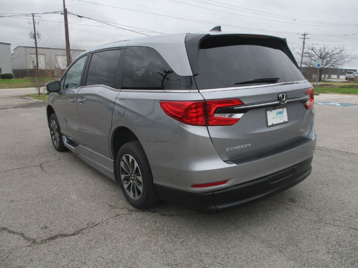 Silver Honda Odyssey image number 7