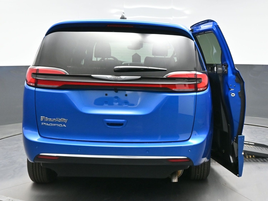 Blue Chrysler Pacifica image number 7