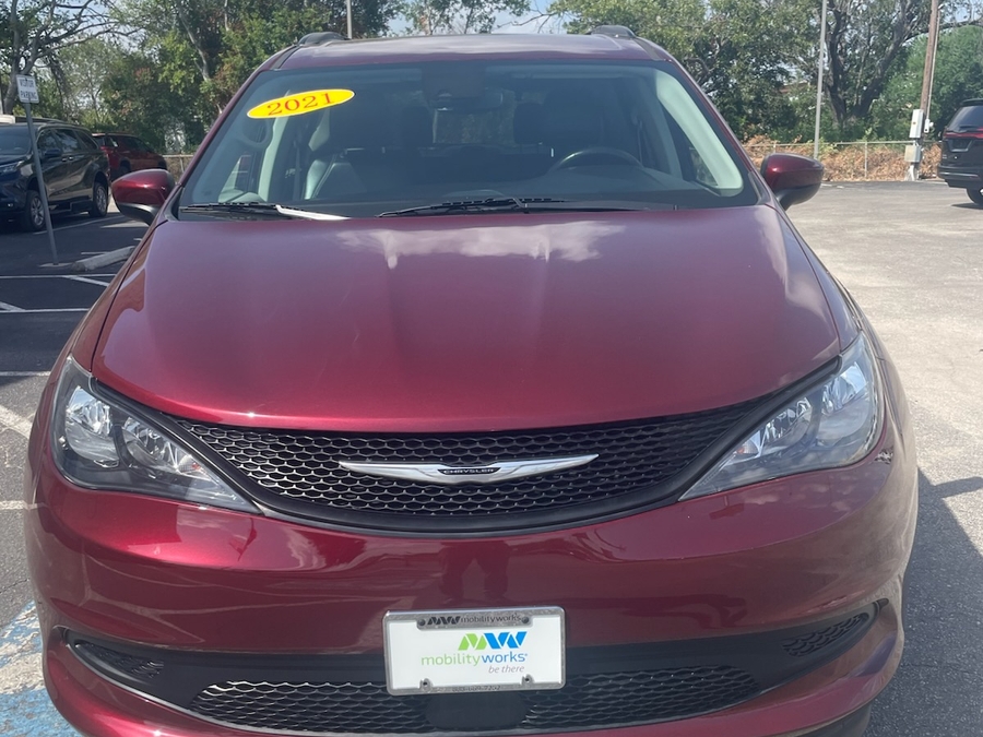 Red Chrysler Voyager image number 2