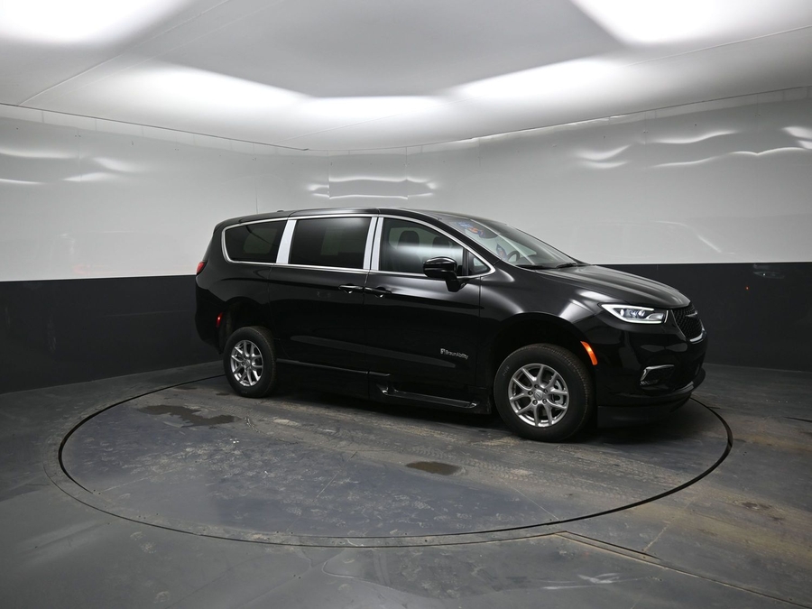 Black Chrysler Pacifica image number 17