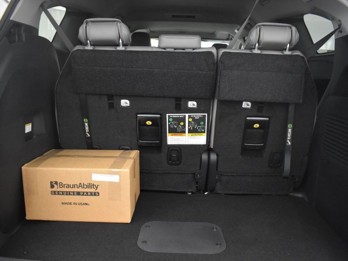 Black Toyota Sienna image number 13