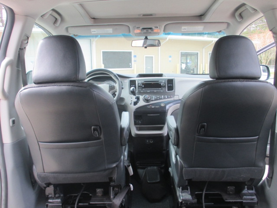 2011 TOYOTA SIENNA - Image 7