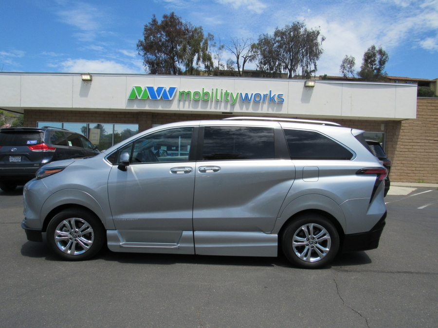 Silver Toyota Sienna image number 7