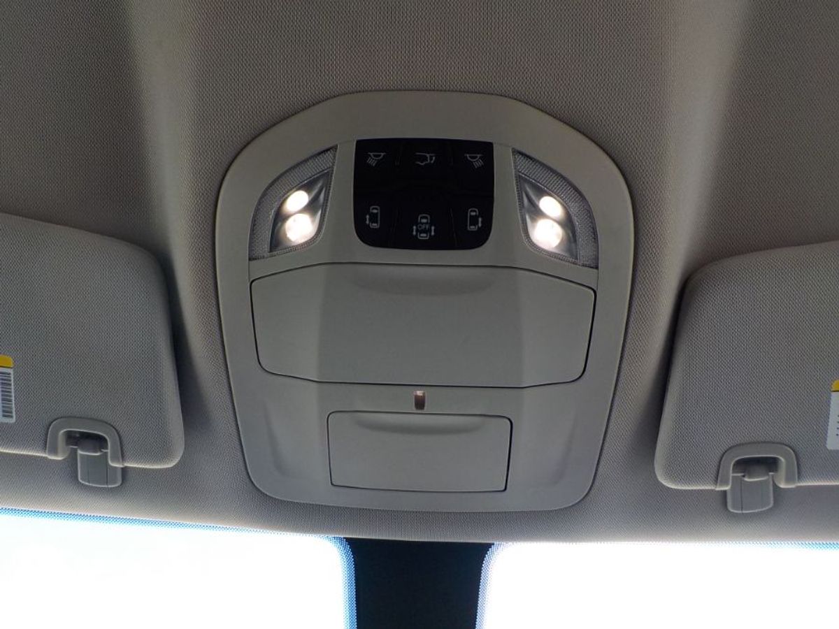 Grey Chrysler Voyager image number 13