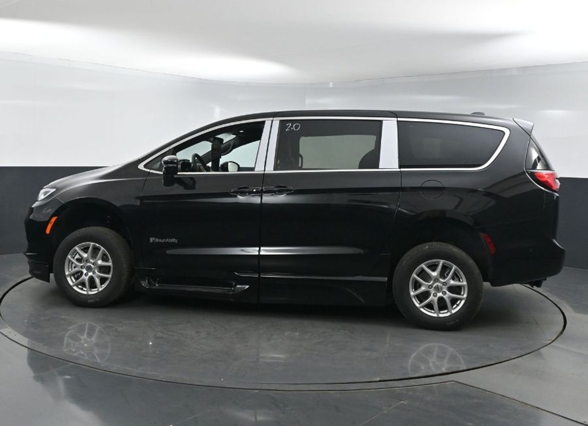 Black Chrysler Pacifica image number 3