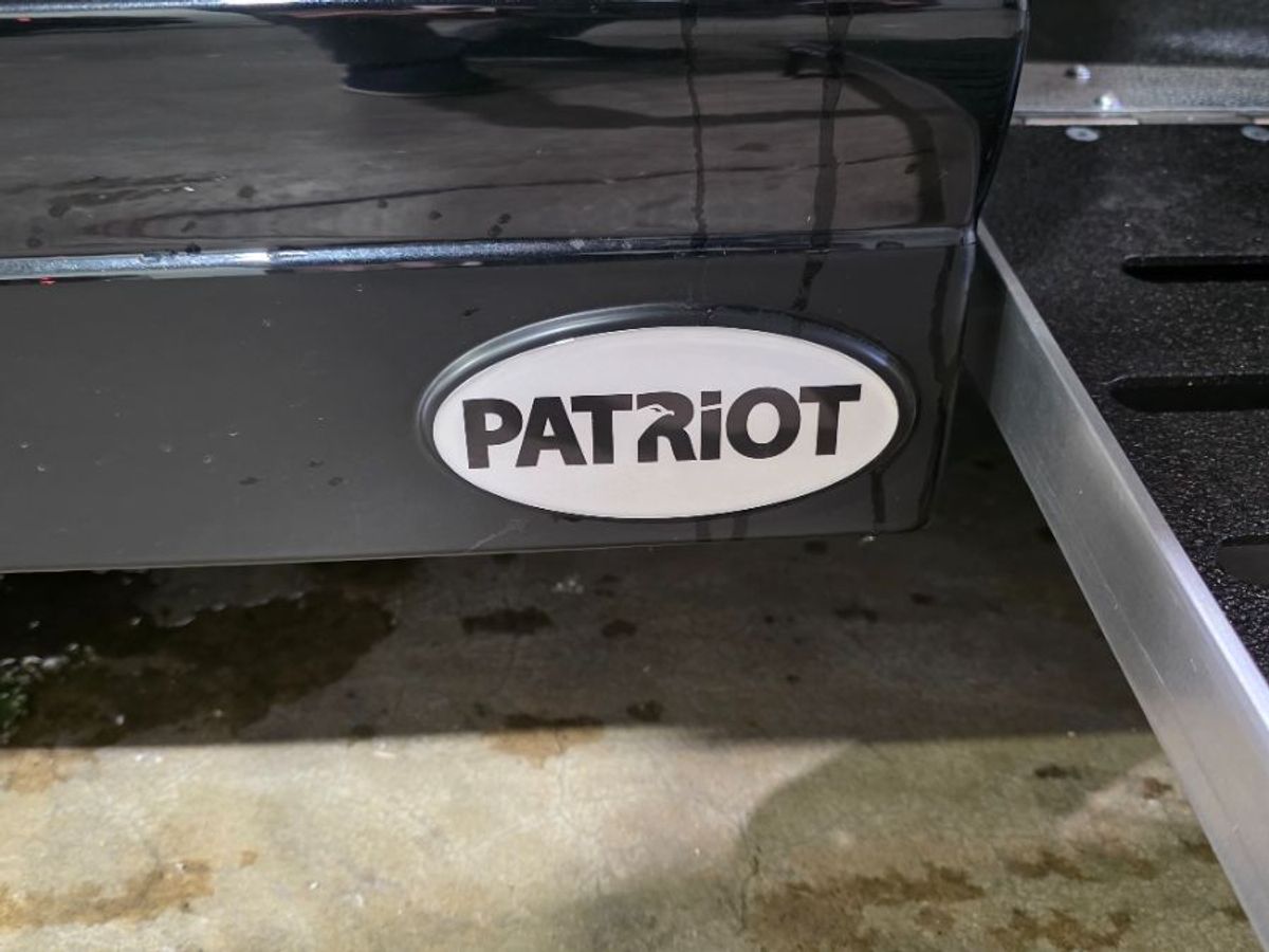 Black Chrysler Voyager image number 11