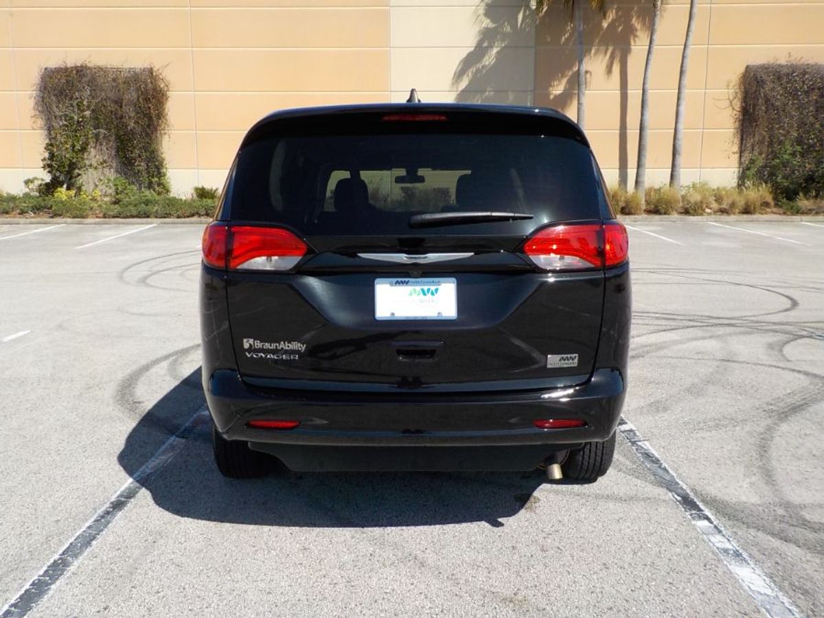 Black Chrysler Voyager image number 28