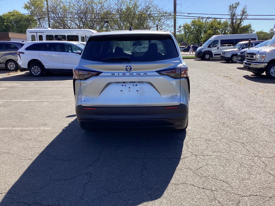 Silver Toyota Sienna image number 1