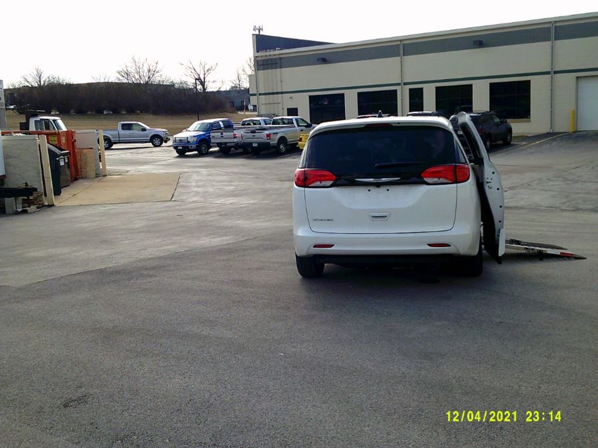 White Chrysler Voyager image number 4
