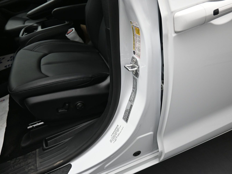 White Chrysler Voyager image number 17