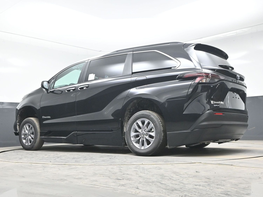 Black Toyota Sienna image number 20
