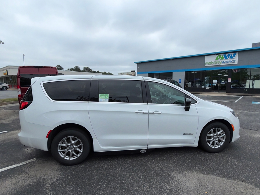 White Chrysler Voyager image number 5