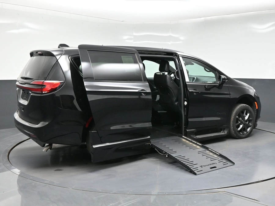 New 2026 Chrysler Pacifica Select Sport - BraunAbility Side Entry Fold Out Automatic Ramp