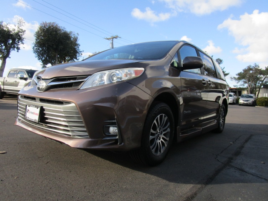 Used 2020 Toyota Sienna XLE Base - BraunAbility Side Entry Entry Fold Out Automatic Ramp