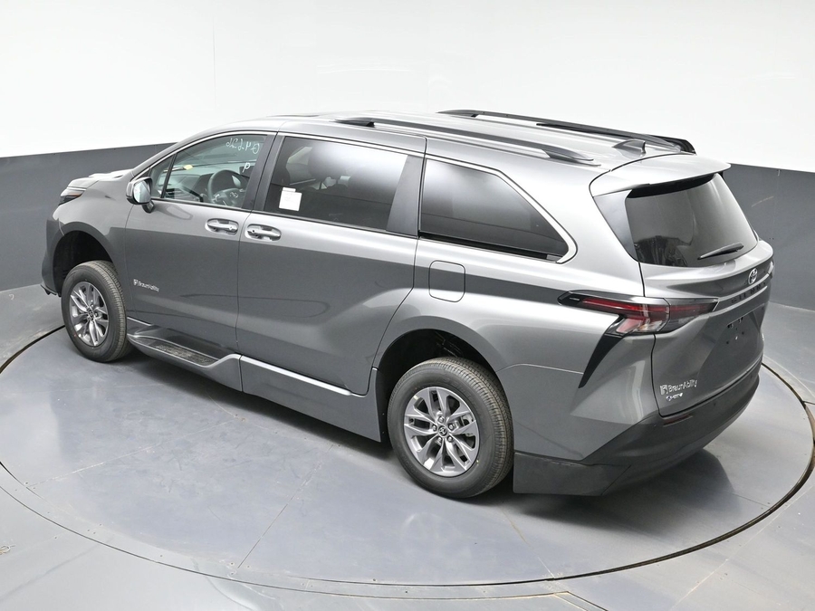 Grey Toyota Sienna image number 21