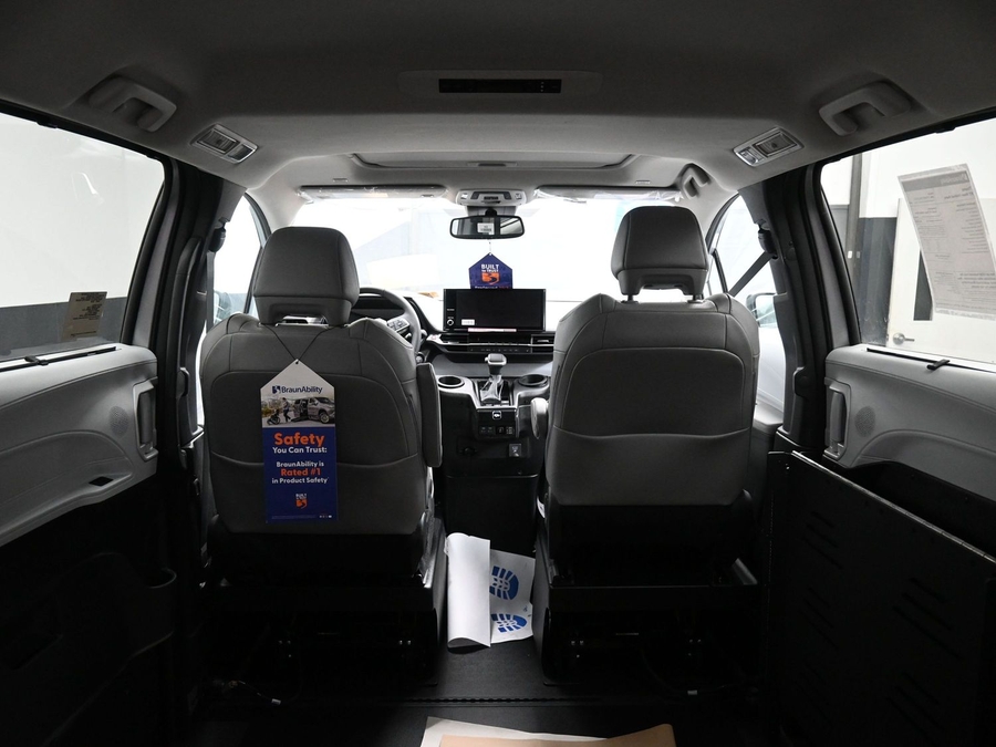 Silver Toyota Sienna image number 14