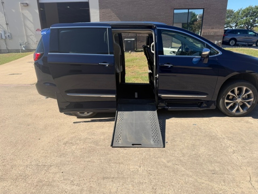  Chrysler Pacifica with Side Entry Automatic In Floor ramp